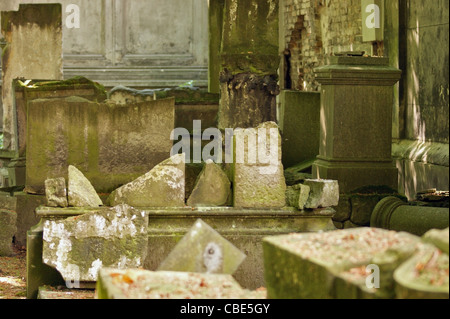 Detail von einem alten Friedhof in Berlin (Deutschland) mit verwitterten Steinen Stockfoto