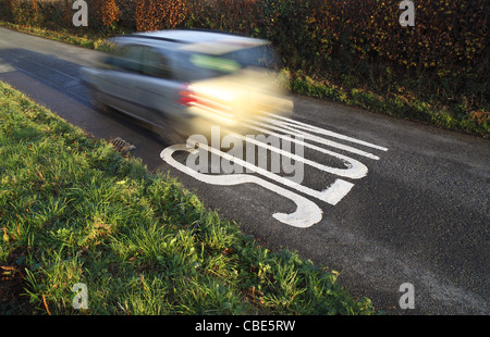 Das Wort langsam gemalt auf einer Landstraße. Stockfoto