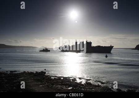 HMS Ocean kehrt in ihre Heimat Hafen von Devonport in Plymouth, Devon, UK. Stockfoto