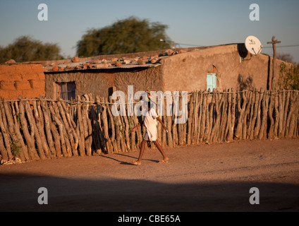 Mucawana mit einem Bündel auf dem Kopf, Dorf Oncocua, Angola Stockfoto