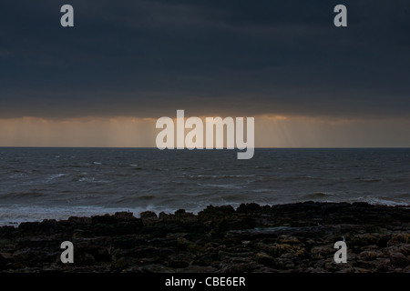 Sturm auf dem Meer mit dunklen moody Himmel und lückenhaft Strahlen von Licht, auf hoher See mit Regen und launisch Stockfoto