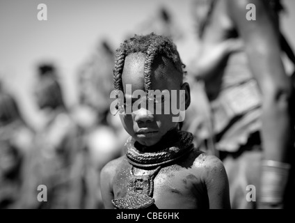 Muhimba junges Mädchen mit einem Kupfer-Halskette, Dorf Elola, Angola Stockfoto
