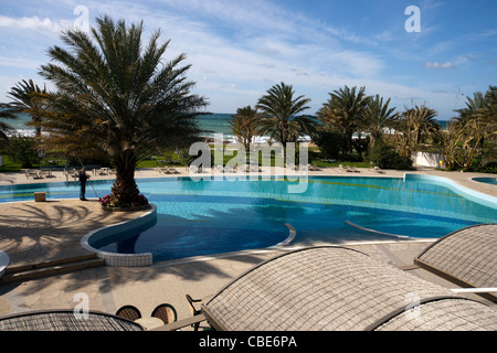 Eine zypriotische Mann Reinigung einen Outdoor Swimmingpool des Hotels Stockfoto