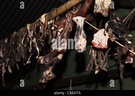 Indien, Nagaland, T Khel, alte Kohima Dorf Büffelfleisch Trocknung über dem Feuer im Haus Stockfoto