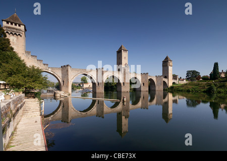 Die Pont Valentre, Symbol für die Stadt Cahors, Überquerung des Flusses Lot. Stockfoto