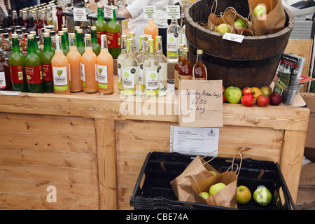 Truro, England, Vereinigtes Königreich. Bramleys Äpfel und lokal produzierte Apfel Getränke zum Verkauf an das Cornwall-Essen und trinken-Festival Stockfoto