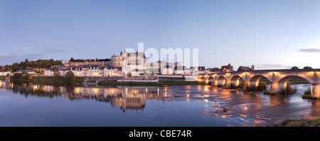 Eine Panorama-Aufnahme von der antiken Stadt Amboise in der Dämmerung, Loiretal, Frankreich, mit dem Schloss spiegelt sich auf den Fluss. Stockfoto