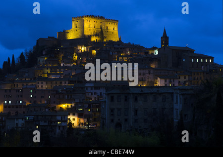 Blick auf das kleine mittelalterliche Dorf von Soriano Nel Cimino, Mittelitalien. Stockfoto