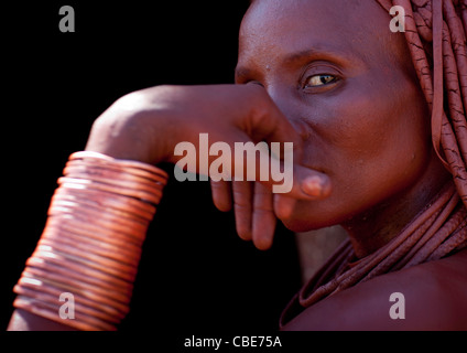 Muhimba Frau mit einem Kupfer Armband, Dorf Elola, Angola Stockfoto