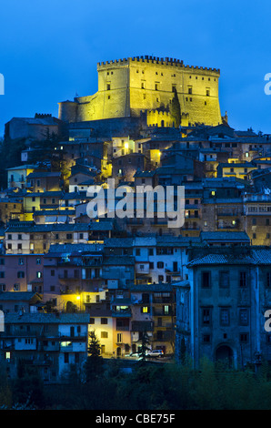 Blick auf das kleine mittelalterliche Dorf von Soriano Nel Cimino, Mittelitalien. Stockfoto