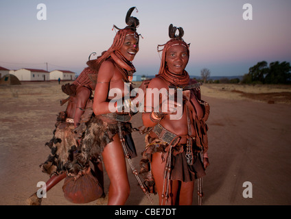 Himba-Frauen im Dorf von Oncocua, Angola Stockfoto