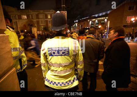 Metropolitan Polizei-Offizier vom Dienst außerhalb Chelsea Fußball-Stadion in der Nacht London England Uk United Kingdom Stockfoto