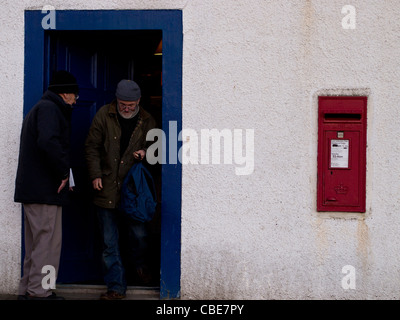 Zwei Männer in einem Hauseingang, St Monans, Fife Stockfoto