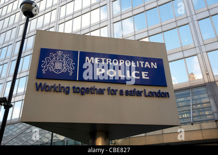 Rotierende Zeichen außerhalb des alten Metropolitan Police Headquarters New Scotland Yard broadway London England UK Vereinigtes Königreich Stockfoto