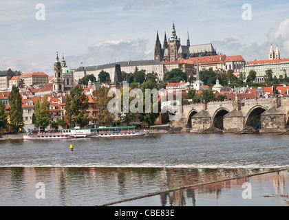 Pragerburg und Karlsbrücke Stockfoto