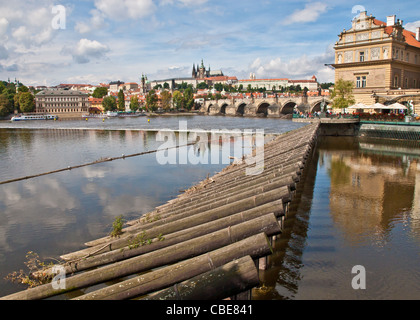 Pragerburg und Karlsbrücke Stockfoto