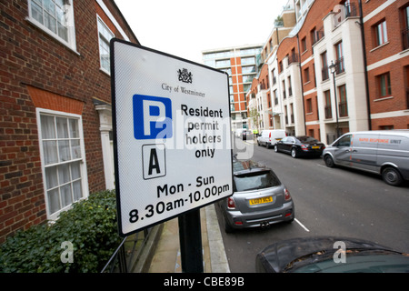 Stadt von Westminster Aufenthaltserlaubnis Halter melden nur in Knightsbridge London England Uk United Kingdom Stockfoto