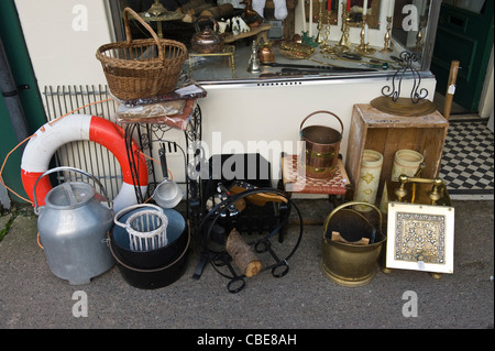 Anzeige der Ware außerhalb Bric ein Brac Shop an der High Street in Kington Herefordshire England UK Stockfoto