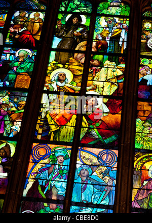 Licht fällt durch ein Fleck Glasfenster der Kirche Stockfoto