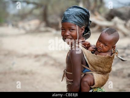 Mucubal Mädchen mit ihren jungen Bruder auf ihr Rückenbereich, Virie, Angola Stockfoto