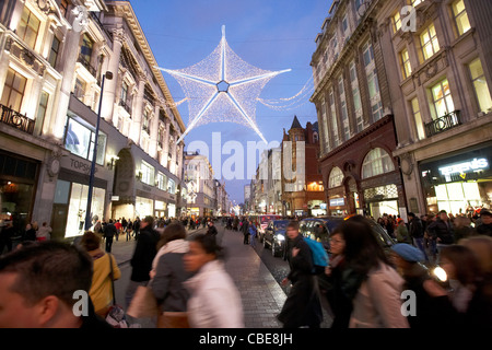 Menschen überqueren der geschäftigen Oxford street Weihnachts-shopping London England Vereinigtes Königreich Großbritannien Stockfoto