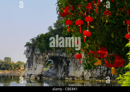 Red Tag Laternen in Baum mit Wasser mond Höhle von Elephant Trunk Hill Park am Li Fluss Guilin, China Stockfoto