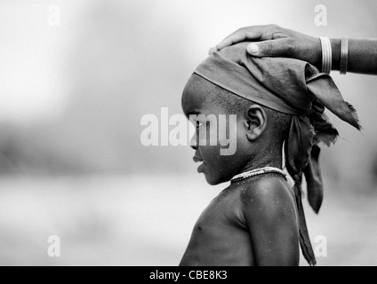 Mucubal Mädchen mit Kopftuch, Virie Bereich, Angola Stockfoto