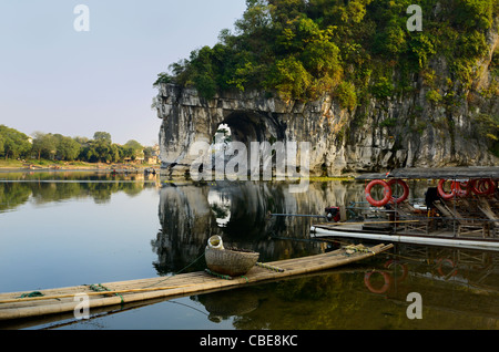 Bamboo Raft auf Li Fluss mit Wasser mond Höhle von Elephant Trunk Hill Park in Guilin, China Stockfoto