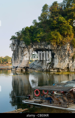 Bambus-Flöße im Wasser Mond Höhle von Elephant Trunk Hill Park am Li-Fluss bei Guilin Peoples Republic Of China Stockfoto