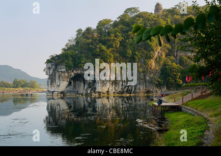 Angeln auf dem Li und taohua Flüssen mit Wasser mond Höhle von Elephant Trunk Hill Park Guilin, China Stockfoto