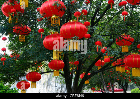 Red Tag Laternen in den Bäumen im Elephant Trunk Hill Park am Li Fluss Guilin, China Stockfoto