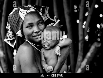 Mucubal Frau mit ihrem Baby weint In ihre Arme, Virie Bereich, Angola Stockfoto