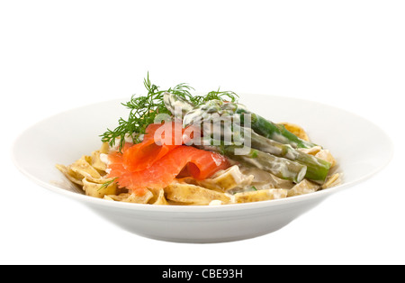 Vollkorn-Tagliatelle mit geräucherter Forelle, Spargel und Sahnesauce Stockfoto