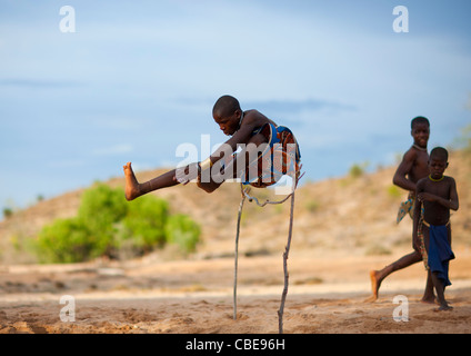 Mukubal Kinder tun hoch springen, Virie Bereich, Angola Stockfoto