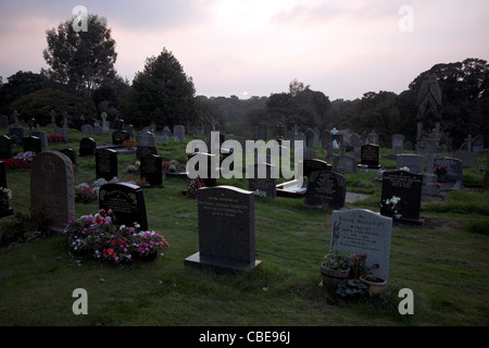 Friedhof in der Abenddämmerung, St. Mary Parish Church, Rostherne, Cheshire, UK Stockfoto