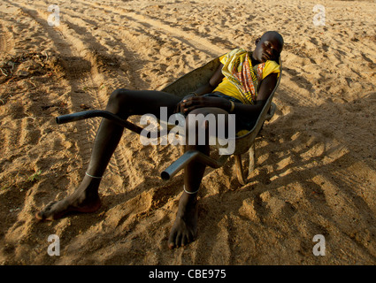 Mucubal Jungen schlafen In einer Schubkarre, Virie Bereich, Angola Stockfoto