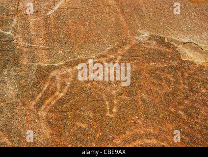 Geschnitzte Giraffe in Tchitundo Hulo Hills, Angola Stockfoto