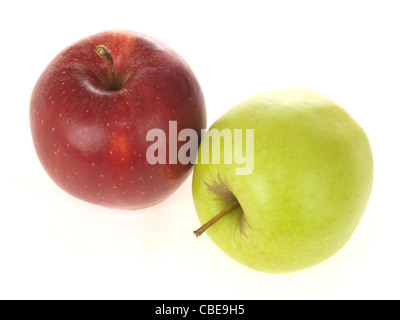 Frische, gesunde Reife saftige rote und grüne Äpfel mit kein Volk gegen einen weißen Hintergrund mit einen Freistellungspfad Stockfoto