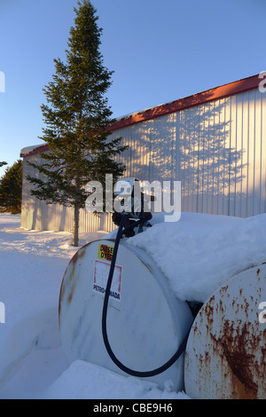 Eine schneebedeckte Diesel Pumpstation auf einem Bauernhof im ländlichen Kanada Stockfoto