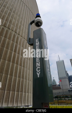 Hilfe im Notfall Hilfe Station von Polizei, Feuerwehr und medizinischen Dienstleistungen in der Toronto city hall Roof garden installiert. Stockfoto