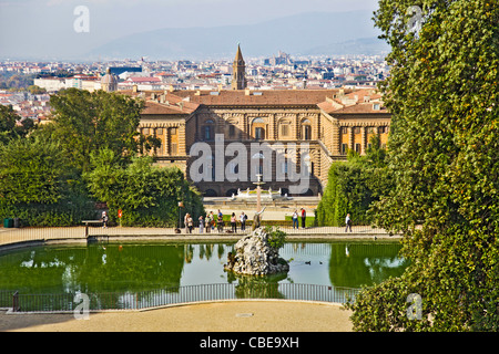 Blickte auf den Brunnen und den See an der Rückseite des Palazzo Pitti, Florenz hinter, von den Boboli-Gärten. Stockfoto