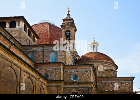 Details der Architektur von der Basilica di San Lorenzo, Florenz, in der 1420s von Filippo Brunelleschi entworfen. Stockfoto