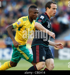 Gerardo Torrado Mexiko (R) in Aktion gegen Teko Modise von Südafrika (L) während das Eröffnungsspiel der WM 2010. Stockfoto