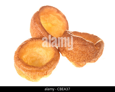 Frisch gebacken oder gekocht Yorkshire Pudding zu Essen mit einem Sonntagsbraten Mittagessen gegen einen weißen Hintergrund mit Keine Personen Stockfoto