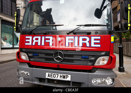 London Feuerwehr Feuerwehrauto LKW an einen Vorfall vor London England uk Vereinigtes Königreich Stockfoto