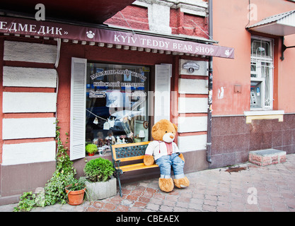 Kiewer Spielzeug- und Souvenirladen mit großem Teddybär draußen, Podil, Kiew, Ukraine Stockfoto