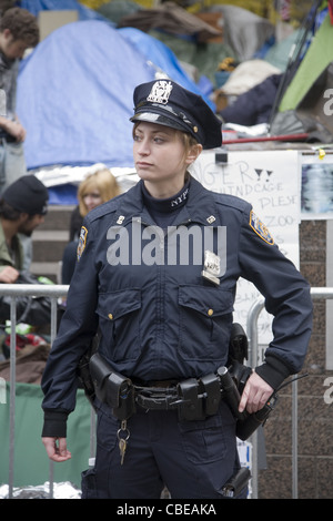 NYPD Polizistin, Occupy Wall Street Lager zugeordnet. Stockfoto