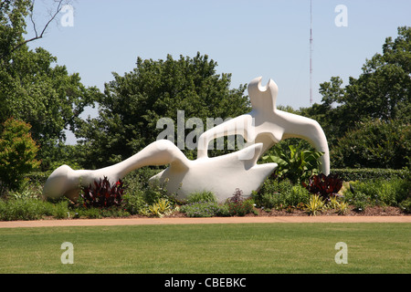 Henry Moore Skulpturen im Atlanta Botanical Garden - große liegende Figur 1984 Fiberglas Stockfoto