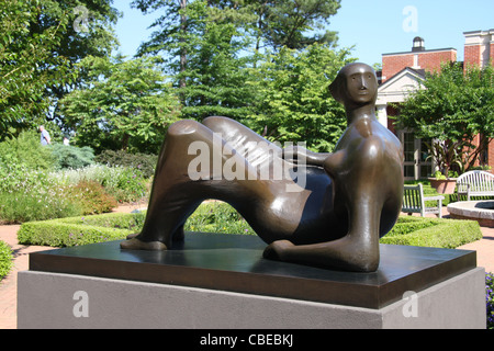 Henry Moore Skulpturen im Atlanta Botanical Garden - liegende Figur: Winkel, 1979 (Menschen in Fotos sind unscharf) Stockfoto