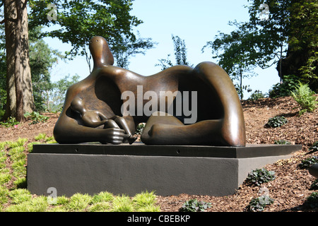 Mutter und Kind: Henry Moore Skulpturen im Atlanta Botanical Garden Stockfoto